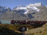 Treno con sfondo del ghiacciaio