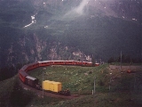 Treno per Tirano con carro conteiner in coda, sulla curva panoramica di Alp Grm il 29 luglio 2001