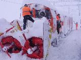Sgomero della neve accumulata sullo spartineve rotativo