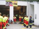 Istruzione dei pompieri davanti alla caserma