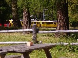 Tavoloni all'aperto e treno del Bernina